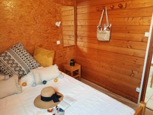 En eller flere senge i et værelse på Camping de Bourbon-lancy