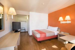 TV a/nebo společenská místnost v ubytování Motel 6-Pendleton, OR