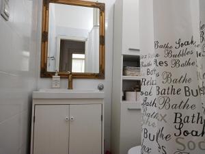 Kúpeľňa v ubytovaní Aurora Main Street Apartment + 9 fotografií