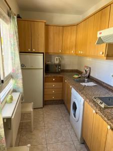 a kitchen with a washing machine and a sink at CORNELIA´S HOME TC3 Atico vista maravillosa in Los Cristianos