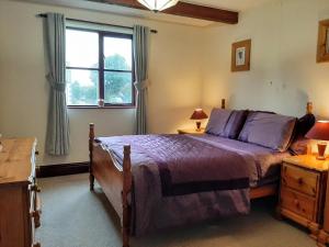 Uma cama ou camas num quarto em Trenewydd Farm Holiday Cottages