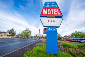 a motel sign on the side of a road at Royal Gateway Motel by OYO in Bend