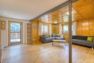 Posedenie v ubytovaní HUS24