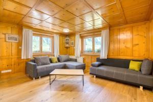 Posedenie v ubytovaní HUS24