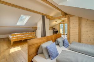Posedenie v ubytovaní HUS24