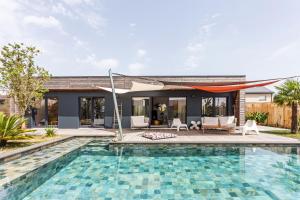 basen przed domem w obiekcie Paradis - Piscine Privée w mieście Dinan