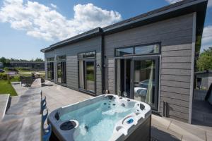 Bazén v ubytování Primrose Lodge, 25 Roadford Lake Lodges nebo v jeho okolí