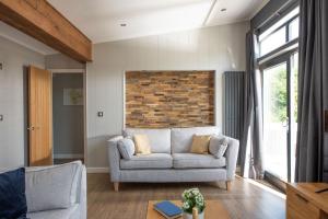 Posezení v ubytování Primrose Lodge, 25 Roadford Lake Lodges