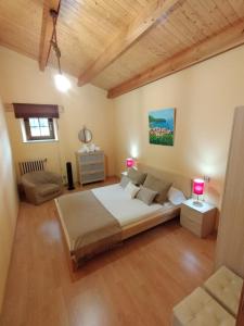 1 dormitorio con cama y sofá en Casa Rural Sensaciones 3 dormitorios con jardin, en Carrocera