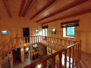 una vista aérea de una escalera en una casa en Casa Rural Sensaciones 3 dormitorios con jardin en Carrocera