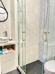 ein Badezimmer mit Dusche, Toilette und Waschbecken in der Unterkunft Pirata Milfontes Guest House in Vila Nova de Milfontes