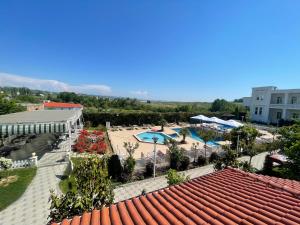 an overhead view of a resort with a swimming pool at Kompleksi Kenaqesia in (( Barç ))