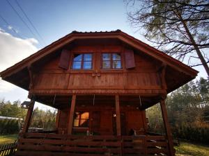 a log cabin with a gambrel roof at Przystanek Gnilec in Narewka
