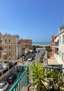 uma vista para uma rua da cidade com carros estacionados em Ostia Bed and Beach em Lido di Ostia