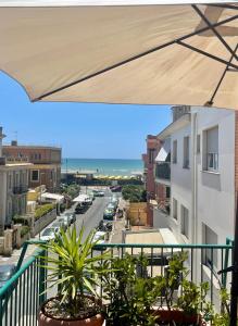 uma vista para uma rua da cidade a partir de uma varanda em Ostia Bed and Beach em Lido di Ostia