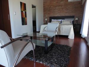 1 dormitorio con 1 cama, mesa y sillas en Zahrek Resorts & SPA en San Javier