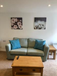 sala de estar con sofá y mesa de centro en No 28C St Benedict en Glastonbury