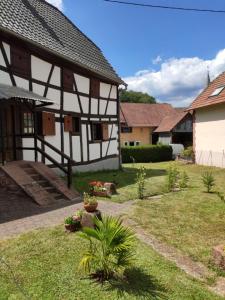 a courtyard of a house with a yard at Gîte Hecker 