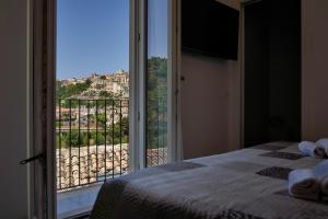 Ένα ή περισσότερα κρεβάτια σε δωμάτιο στο La Terrazza sul Barocco