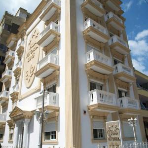 Vila Vitoria في Shëngjin: مبنى به شرفات بيضاء على جانبه +58 صورة