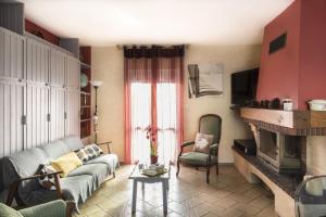 un soggiorno con divano e camino di Villa Mimosas Le Verdon sur Mer a Le Verdon-sur-Mer