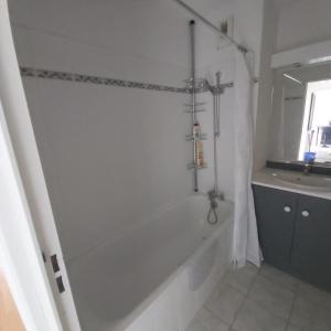 ein Badezimmer mit einer Badewanne und einem Waschbecken in der Unterkunft Résidence privée Les Cottages in La Rivière Saint Sauveur