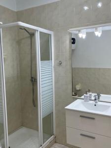 een badkamer met een douche en een wastafel bij CORNELIAS HOME 5A playa in Los Cristianos