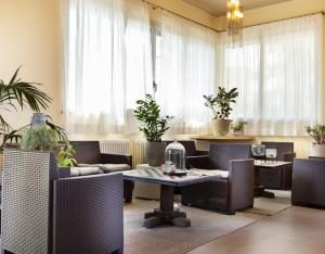 salon ze stołem i krzesłami w obiekcie Hotel Constellation w mieście Lido di Savio