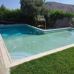 拉多斯的住宿－Villa Frangipani with large private pool, Rhodes，院子里草地上的游泳池