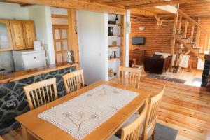 ein Esszimmer mit einem Tisch und Stühlen in der Unterkunft Pine Valley House in Zlatibor