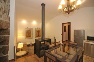 - une cuisine avec une cuisinière dans l'établissement Casa da Lameira II by Gerês Casas, à Gerês