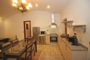 Il comprend une cuisine et une salle à manger avec une table à manger. dans l'établissement Casa da Lameira II by Gerês Casas, à Gerês