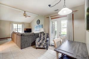 uma sala de estar com um sofá e uma mesa em Pooler Travelers Retreat IV - Entire House - em Savannah