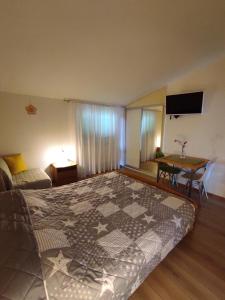 1 dormitorio con 1 cama grande y 1 mesa en Apartments Marija, en Makarska