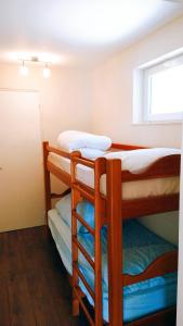 מיטה או מיטות קומותיים בחדר ב-Gîte Chez Julie