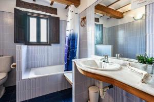Koupelna v ubytování Casa con jardín cerca de la playa El porton + 28 fotografií