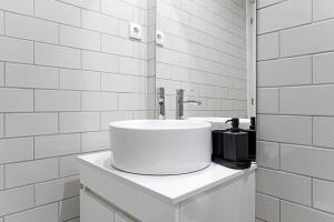 ein weißes Badezimmer mit einem Waschbecken und einer Theke in der Unterkunft Lapa Flat in City Center by LovelyStay in Porto