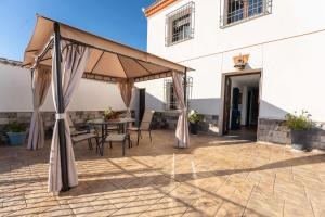 Patio alebo iná vonkajšia časť ubytovania La Era Gran casa de vacaciones para grupos adaptad
