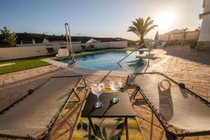 Bazén v ubytovaní La Era Gran casa de vacaciones para grupos adaptad alebo v jeho blízkosti