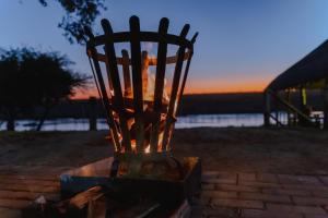 un candelabro con una puesta de sol en el fondo en Crocodile Bridge Safari Lodge, en Komatipoort