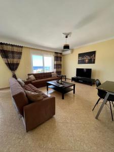 TV a/nebo společenská místnost v ubytování Atrium Luxurious Sea View Apartment
