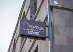 Certificato, attestato, insegna o altro documento esposto da Popock Goris