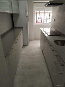 A kitchen or kitchenette at Precioso piso 3 dormitorios, aire acondicionado Jerez de la Frontera