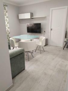 Televízia a/alebo spoločenská miestnosť v ubytovaní Precioso piso 3 dormitorios, aire acondicionado Jerez de la Frontera
