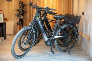 twee fietsen geparkeerd naast elkaar in een garage bij Domaine de Ronchinne - Château et Ecuries in Maillen