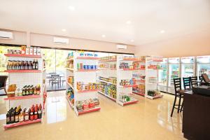 un reparto di stoccaggio con molti prodotti di EL Rancho Beach Hotel a San Francisco