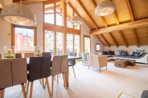 a dining room with a table and chairs at Zentrale Penthouse im Haus Padrun in Arosa