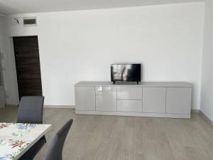 TV a/nebo společenská místnost v ubytování REBREANU RESIDENCE LUX APARTMEN