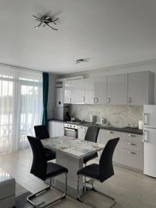 Kuchyň nebo kuchyňský kout v ubytování REBREANU RESIDENCE LUX APARTMEN