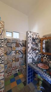 uma casa de banho com azulejos coloridos na parede em Dar ziane 1 em El Jadida